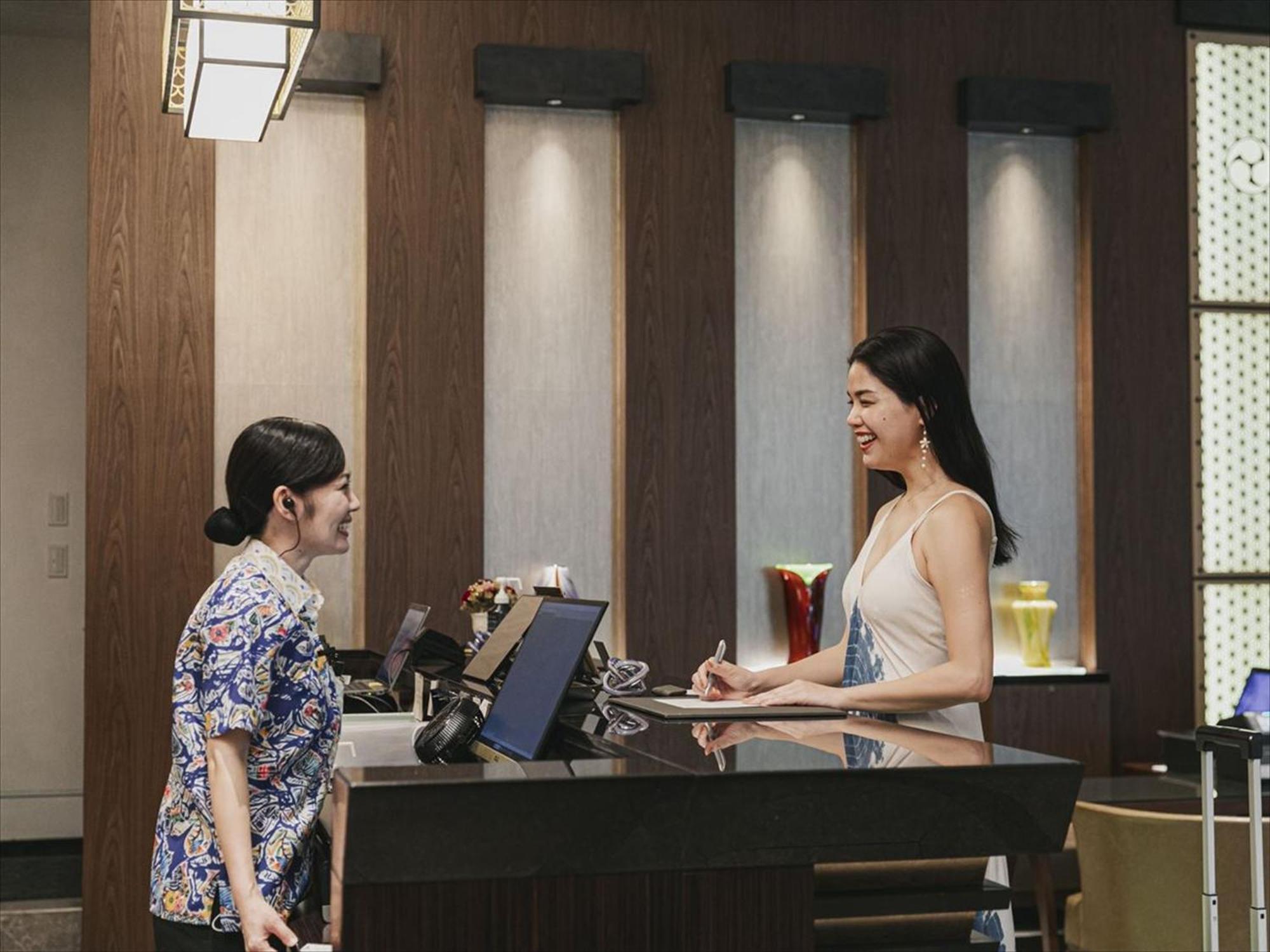 โอกินาว่า คาริยูชิ รีสอร์ต เอ็กเซส นาฮะ Hotel ภายนอก รูปภาพ